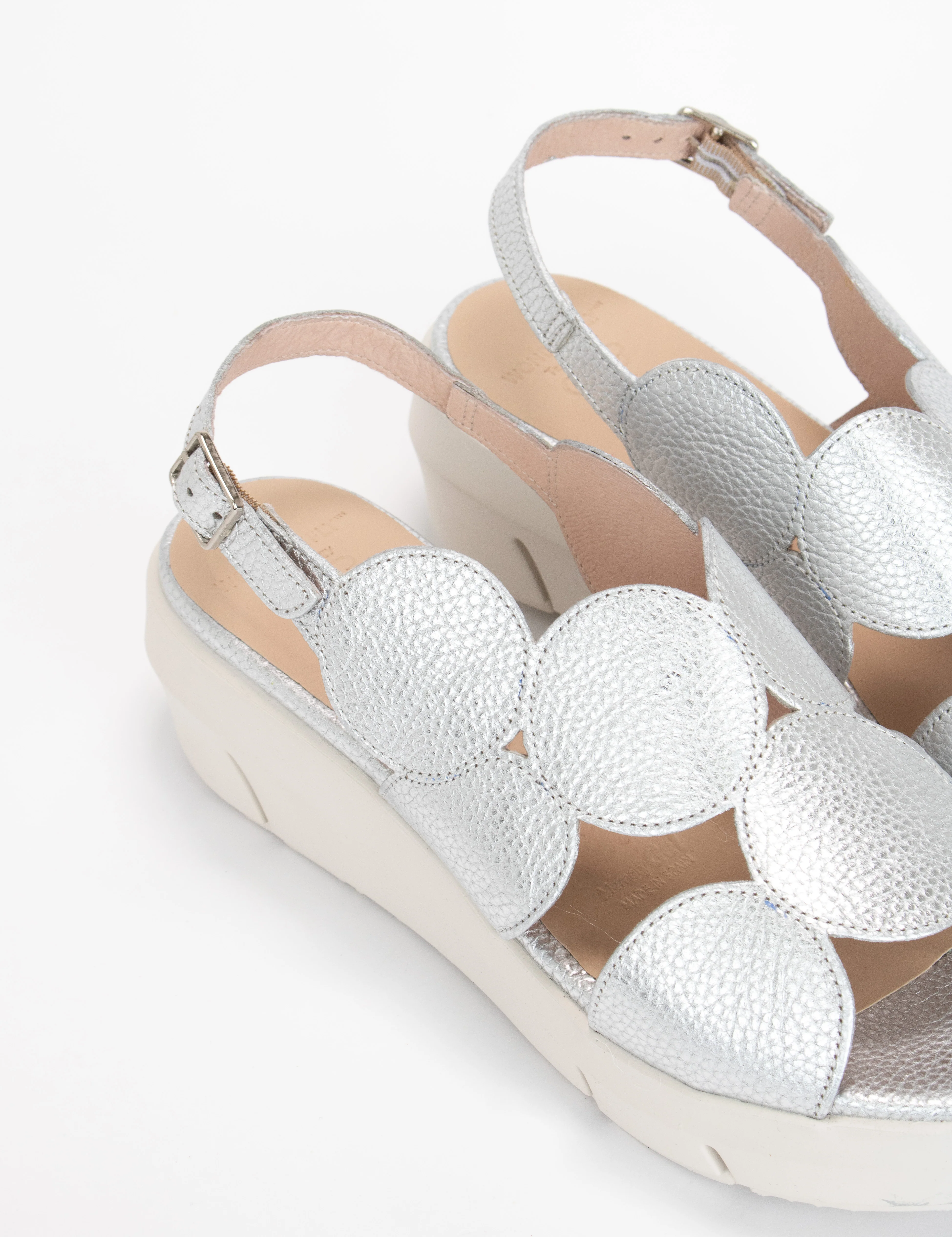 D-8210 - Image 3